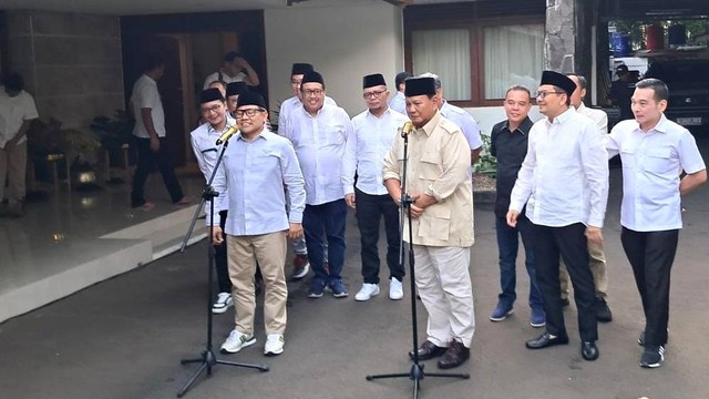 Ketum Gerindra Prabowo Subianto dan Ketum PKB Muhaimin Iskandar usai pertemuan di rumah dinas Pimpinan DPR Widya Chandra, Minggu (9/7/2023). Foto: Annisa Thahira Madina/kumparan