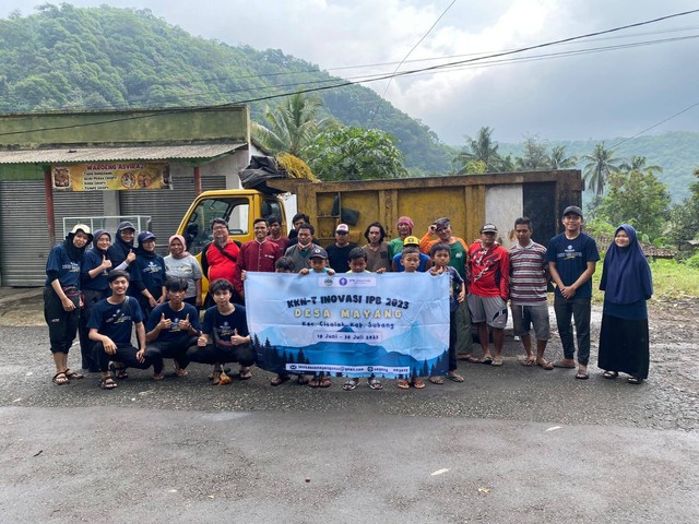 Foto bersama Mahasiswa KKNT IPB bersama masyarakat dan pihak Dinas Lingkungan Hidup Kab. Subang (Dok. Pribadi)