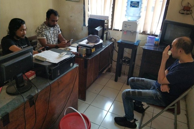 Pelaku percobaan perampokan di rumah keluarga selebgram Michael Rendy W, Erwin, di Polsek Tugu, Minggu (9/7/2023). Foto: Dok. Istimewa