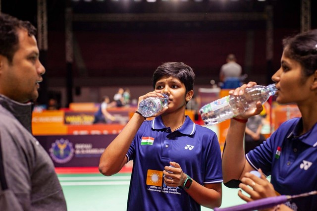 Atlet bulutangkis sedang minum air Le Minerale. Foto: dok. Istimewa