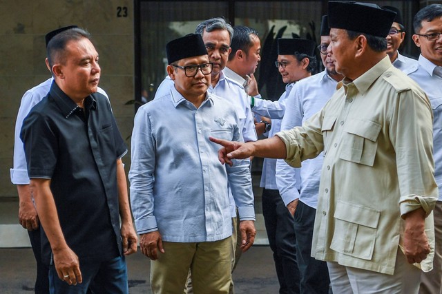 Ketua Umum Partai Gerindra Prabowo Subianto berbincang dengan Ketua Umum PKB Muhaimin Iskandar dan Ketua Harian DPP Partai Gerindra Sufmi Dasco Ahmad usai menggelar pertemuan di kawasan Widya Chandra, Jakarta, Minggu (9/7/2023). Foto: Galih Pradipta/ANTARA FOTO