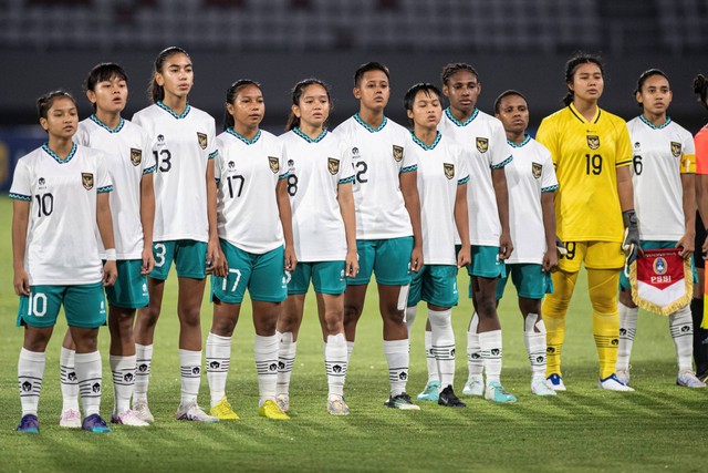 Timnas Wanita Indonesia U-19 menyanyikan lagu kebangsaan Indonesia Raya sebelum pertandingan penyisihan grup A AFF U-19 Women Championship 2023 di Stadion Gelora Sriwijaya Jakabaring (GSJ) Palembang, Sumatera Selatan, Minggu (9/7/2023). Foto: Nova Wahyudi/ANTARA FOTO