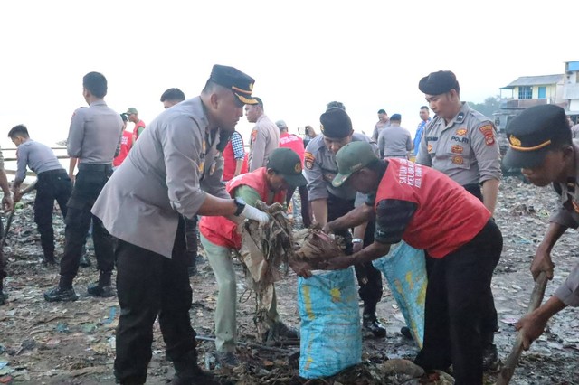 Ratusan Polisi dan Warga Bersihkan Sampah di Pantai Sukaraja, Bandar Lampung