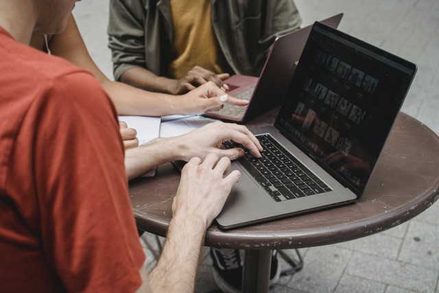 Foto oleh William Fortunato dari Pexels: https://www.pexels.com/id-id/foto/pria-dan-wanita-duduk-di-kursi-menggunakan-macbook-pro-6140673/