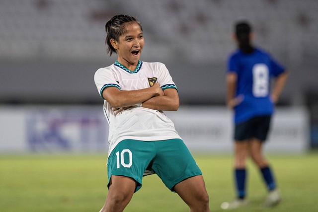 Pesepak bola Timnas Wanita Indonesia U-19 Sheva Imut Furyzcha berselebrasi usai mencetak gol ke gawang Timnas Kamboja pada pertandingan penyisihan grup A AFF U-19 Women Championship 2023, Minggu (9/7/2023). Foto: Nova Wahyudi/ANTARA FOTO