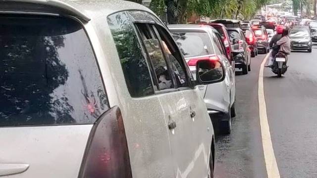 Kemacetan yang terjadi di ruas jalan WR Supratman hingga ke jalan Diponegoro, Kota Manado, saat hari pertama sekolah, Senin (1/7)