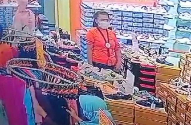 Oknum karyawan yang mengambil tas milik pengunjung terekam CCTV. Foto: Dok Hi!Pontianak