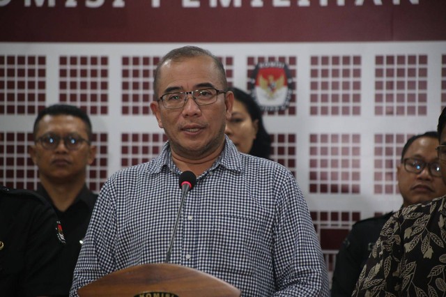 Ketua KPU RI Hasyim Asy'ari di Konferensi pers KPU setelah menerima berkas dokumen perbaikan bakal calon legislatif di Kantor KPU, Jakarta, Senin (10/7).  Foto: Dok. KPU