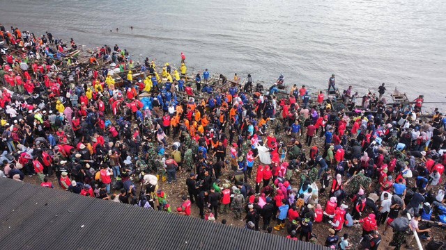 Penampakan 1000 orang yang membersihkan sampah di Pantai Sukaraja, Bandar Lampung | Foto : Muh Ikhwan/Lampung Geh