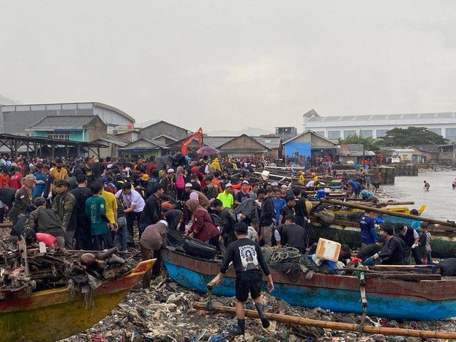 Penampakan Ribuan Orang Bersihkan Sampah Pantai Sukaraja, Bandar Lampung (2)
