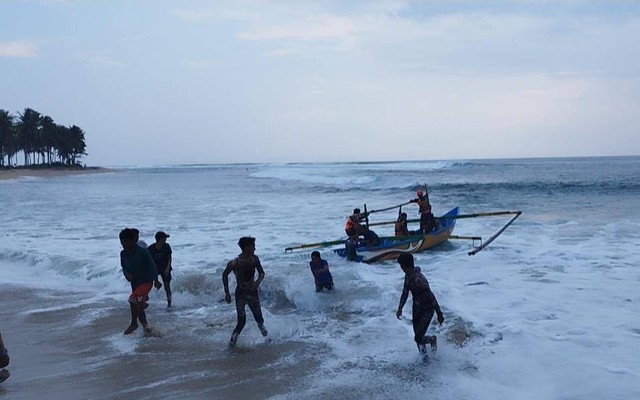 Ombak besar yang terjadi di perairan Pesisir Barat, Lampung kembali telan korban. Seorang nelayan dinyatakan hilang dan kini masih dalam upaya pencarian. | Foto : Dok. Basarnas Lampung
