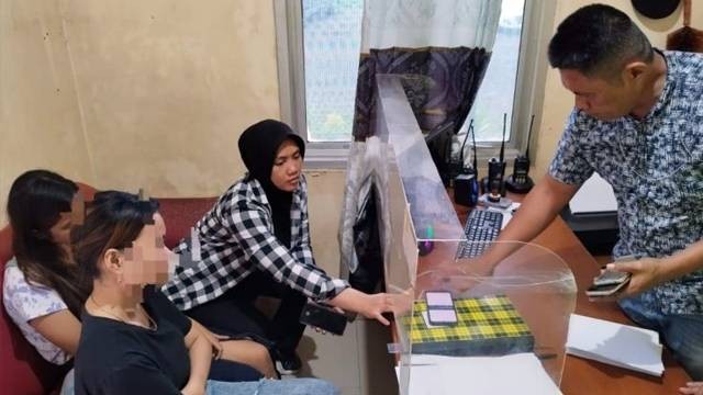 Dua orang wanita diduga korban Tindak Pidana Perdagangan Orang (TPPO) saat dimintai keterangan oleh penyidik Polresta Manado. (foto: istimewa)