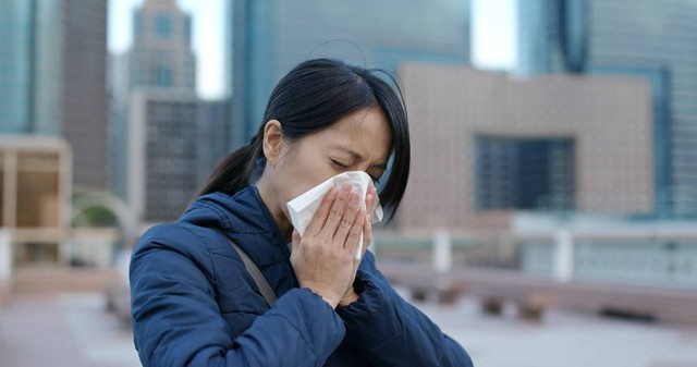 Ilustrasi terkena flu saat sedang liburan ke luar negeri. Foto: Shutterstock
