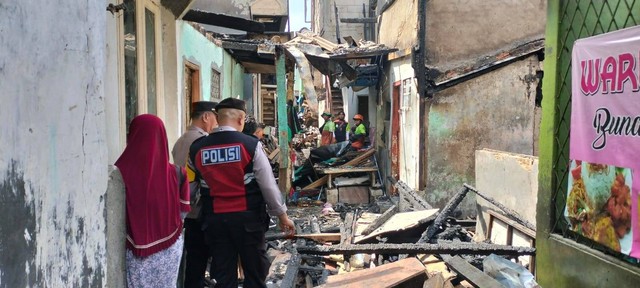 Polsek Tambora membuka pelayanan Kepolisian di Posko Bencana Kebakaran Duri Utara.  Foto: Dok. Polsek Tambora