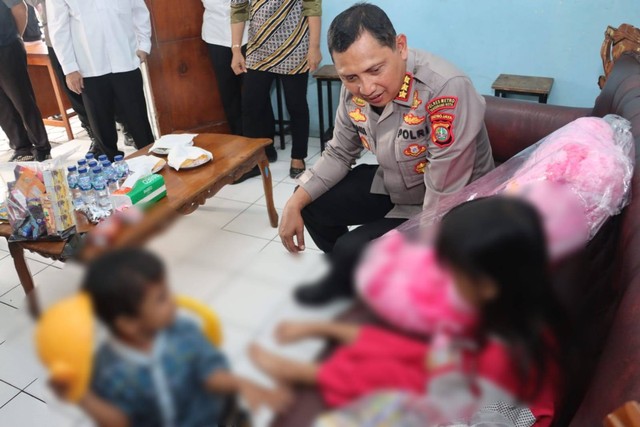 Polres Metro Tangerang Kota melakukan pengecekan kondisi dua balita dari S, ayah yang simpen jasad bayinya dalam freezer di Tangerang.  Foto: Dok. Istimewa