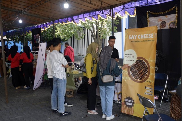 Salahs atu stand yang ada di ajang Creanovative Entrepreneur 2023 di pelataran gedung TVKU Udinus. 