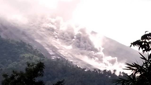 Guguran lava disertai awan panas yang berasal dari Gunung Karangetang di Kabupaten Sitaro.