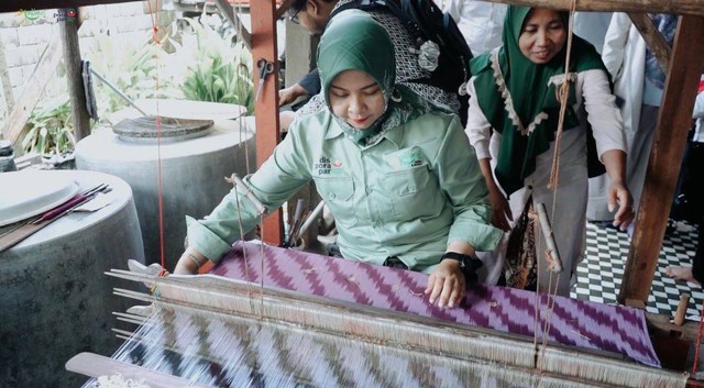 Kadispariwisata Kalbar, Windy Prihastari, saat mencoba budaya tenun di Pontianak. Foto: Dok Hi!Pontianak