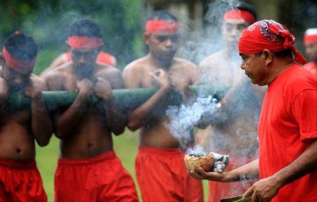 Ilustrasi tradisi bambu gila berasal dari daerah mana, sumber foto: Indonesia.go.id/Pesona Indonesia