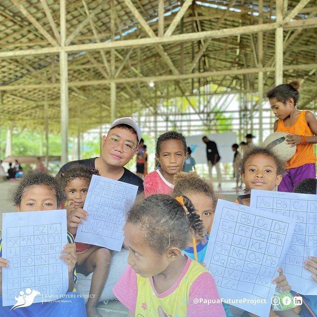 Papua Future Project, komunitas anak muda yang punya kepedulian untuk mengentaskan buta huruf dengan memberikan bimbingan belajar bagi anak-anak di wilayah administrasi Papua Barat. Foto: Dok. Papua Future Project