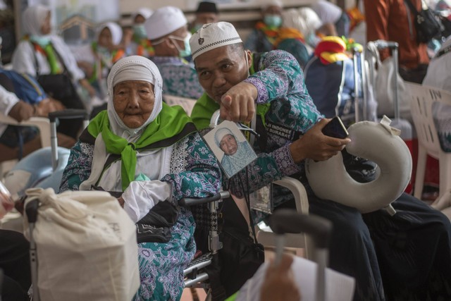 Jemaah haji kloter SUB 38 menunggu bus di Hotel 603 kawasan Raudhah, Makkah, Arab Saudi, Senin (10/7/2023).  Foto: Wahyu Putro A/ANTARA FOTO