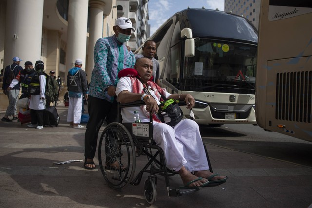 Jemaah haji kloter SUB 38 menunggu bus di Hotel 603 kawasan Raudhah, Makkah, Arab Saudi, Senin (10/7/2023).  Foto: Wahyu Putro A/ANTARA FOTO