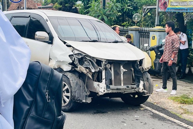 Kecelakaan Mobil Tabrak Mobil di Jalan Hos Cokroaminoto, Kota Bandar Lampung (1)