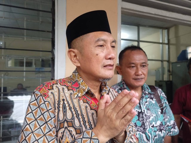 Ketua Yayasan Fatimah Az Zahra, Soleh Suaedi saat diwawancarai di sela dirinya dimintai keterangan oleh tim pengawas kerja dari Disnaker Lampung. | Foto : Galih Prihantoro/ Lampung Geh