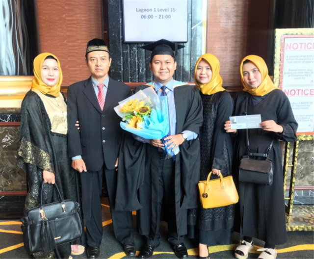 Yogi bersama keluarga saat wisuda magister di Australia. Foto: Dok. Yogi Saputra Mahmud.