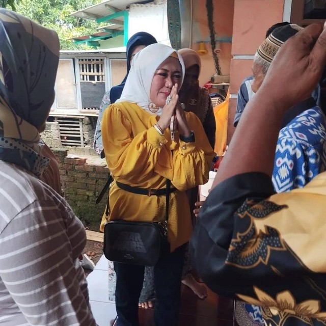 Wakil Sekretaris DPD Golkar Jabar, Metty Triantika, menyambangi warga dan mengajak untuk mengembangkan kemandirian ekonomi. Foto : Istimewa