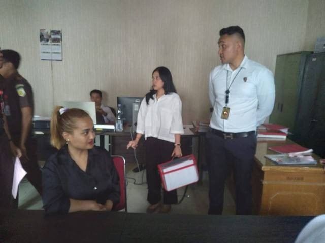 Lina Mukherjee diserahkan oleh penyidik Subdit Siber Ditreskrimsus Polda Sumsel dalam proses tahap 2 ke Kejaksaan Negeri Palembang