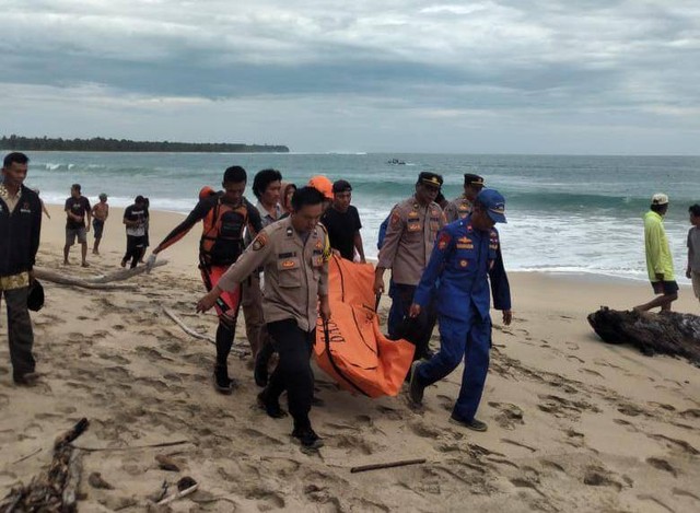 Tim SAR gabungan mengevakuasi jenazah nelayan yang sempat dinyatakan hilang akibat perahu yang ditumpanginya dihantam ombak. | Foto : Dok. Basarnas Lampung