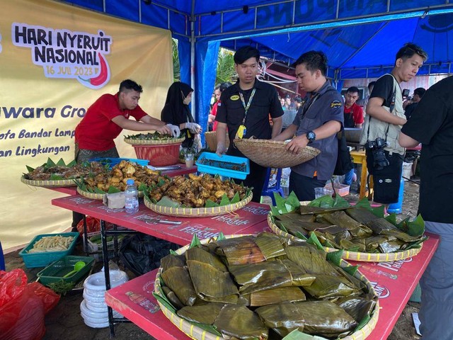 Seruit Buk Lin bagikan 1000 porsi makanan dan minuman untuk masyarakat. | Foto: Sinta Yuliana/Lampung Geh