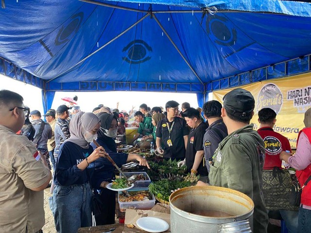 Seruit Buk Lin Bagikan 1.000 Makanan untuk Warga yang Hadir di Pantai Sukaraja (1)