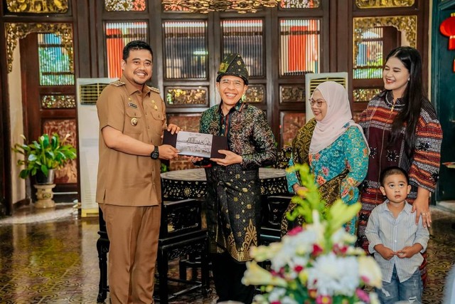 Wali Kota Medan Bobby Nasution saat menerima kunjungan Menteri Pendidikan Kedua Singapura, Mohammad Maliki bin Osman, di Gedung Tjong A Fie, Kota Medan. Foto: Pemkot Medan