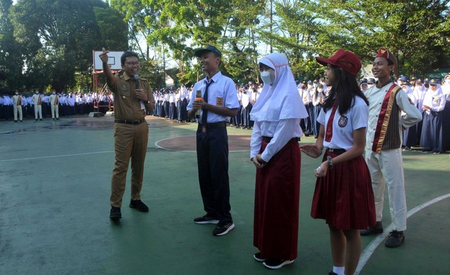 Pj Wali Kota Yogyakarta, Singgih Rahardjo, membuka kegiatan MPLS di SMP Negeri 5 Yogyakarta. Foto: Dok. Pemkot Yogya