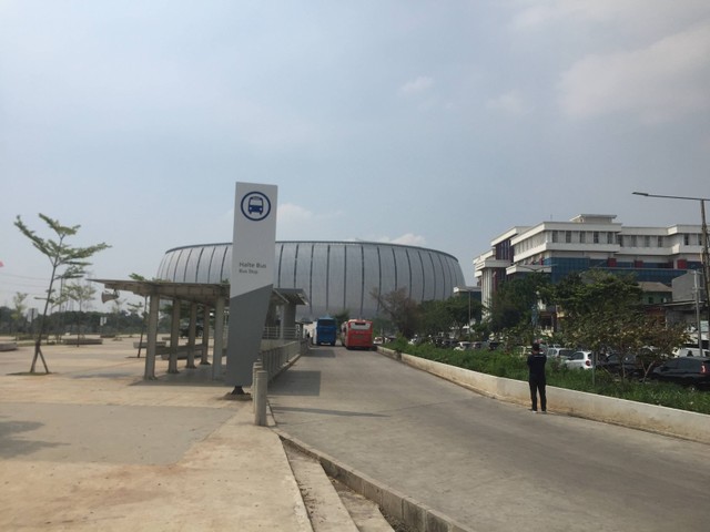 Halte bus Pintu Barat Jakarta International Stadium (JIS). Foto: Agaton Kenshanahan/kumparan