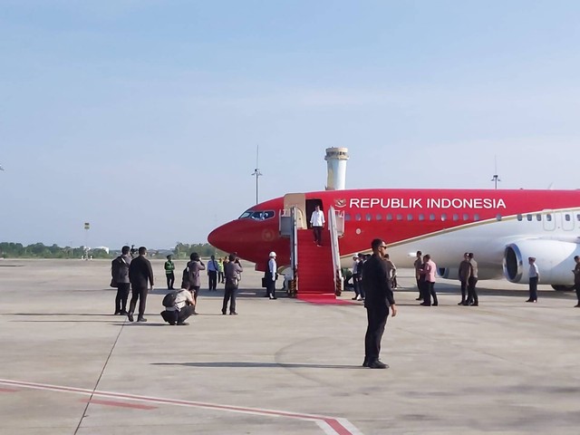 Presiden Jokowi tiba di Bandara Kertajati. Foto: Nadia Riso/kumparan