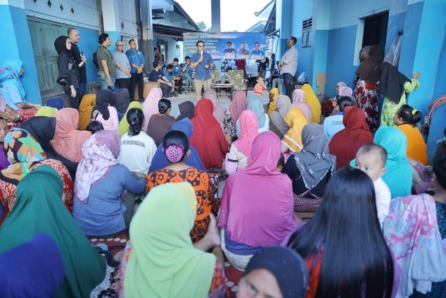 Direktorat Relawan Sandiaga Uno bersama Gekrafs (Gerakan Ekonomi Kreatif Nasional) Kabupaten Jember mengadakan Bazar Sembako Murah di Jalan Kopral Soetomo, Karanganyar Ambulu, Kabupaten Jember.  Foto: Dok. Istimewa