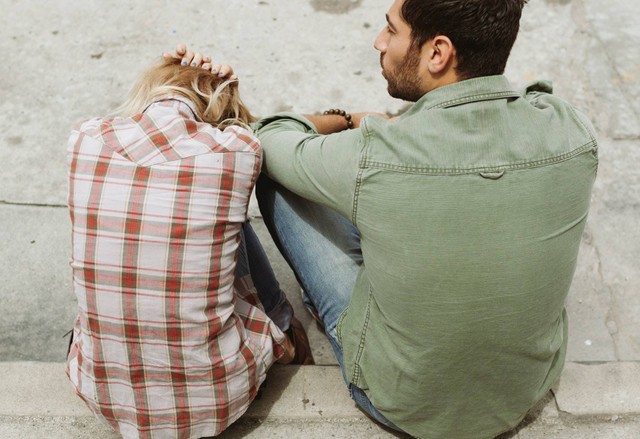 Photo by Odonata Wellnesscenter from Pexels: https://www.pexels.com/photo/man-and-woman-sitting-on-sidewalk-226166/