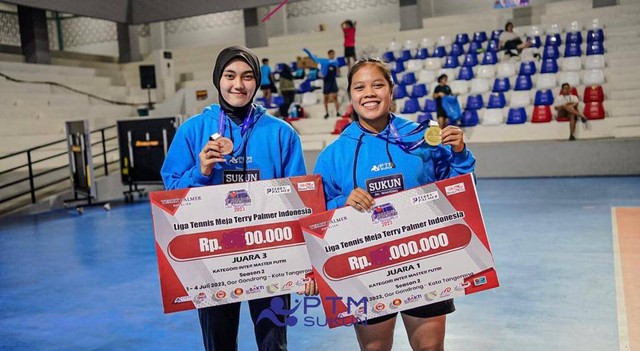 Siti Aminah, dan Cindy Marcella Putri, dua Mahasiswi Prodi S-1 Manajemen Udinus raih prestasi internasional di cabang oalahraga tenis meja