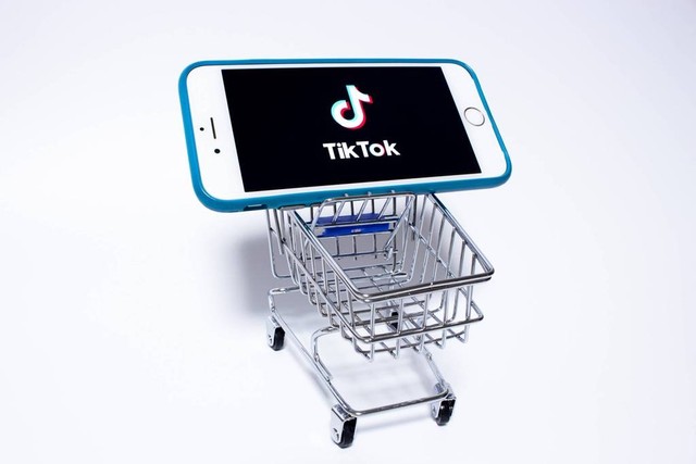 Ilustrasi cara mengubah nama TiKTok Shop. Foto: Koshiro K/Shutterstock