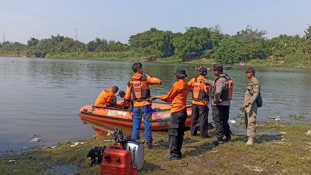 Tim SAR Gabungan dari BPBD Bojonegoro, saat lakukan persiapan pencaraian korban tenggelam di Sungai Bengawan Solo Kecamatan Kasiman, Kabupaten Bojonegoro, Jawa Timur. Selasa (11/07/2023) (Foto: Dok Istimewa)