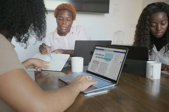 ilustrasi cara replace kata di Word. Foto; unsplash.com.
