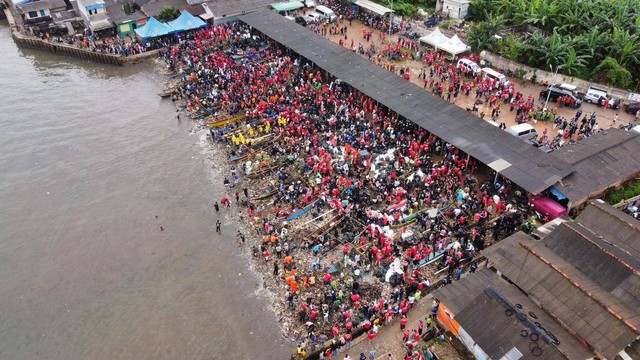 Pandawara Group dan ribuan orang saat membersihkan sampah di Pantai Sukaraja, Bandar Lampung. | Foto: M Ikhwan/Lampung Geh