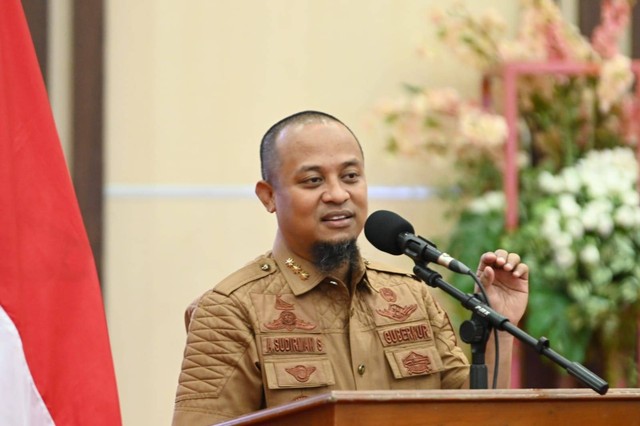 Gubernur Sulawesi Selatan Andi Sudirman Sulaiman saat melepas 83 atlet mengikuti Pornas XVI Korpri 2023 Semangat di Ruang Pola Kantor Gubernur, Senin (10/7/2023). Foto: Dok. Istimewa