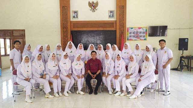 Dosen Spesialis Medikal Bedah Prima Trisna Aji ketika berfoto bersama mahasiswa praktek/Foto : Dokpri