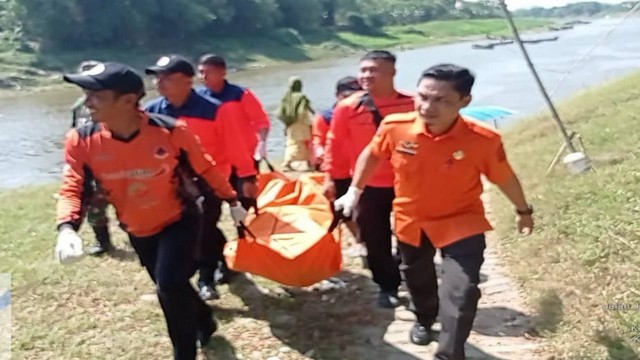 Petugas saat mengevakuasi mayat perempuan yang ditemukan di Sungai Bengawan Solo, di Desa Banjarsari, Kecamatan Trucuk, Kabupaten Bojonegoro. Selasa (11/07/2023) (Foto: Dok Istimewa)