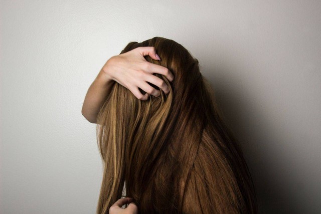 Ilustrasi penyebab rambut rontok pada wanita Foto: Pexels
