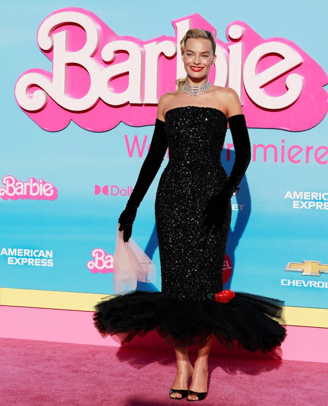 Margot Robbie tiba untuk pemutaran perdana dunia "Barbie" di Shrine Auditorium di Los Angeles, pada Minggu (9/7/2023). Foto: Michael Trans / AFP